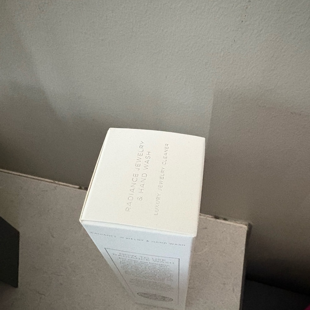 Radiance Wash - White and Silver - Picture 11 of 12